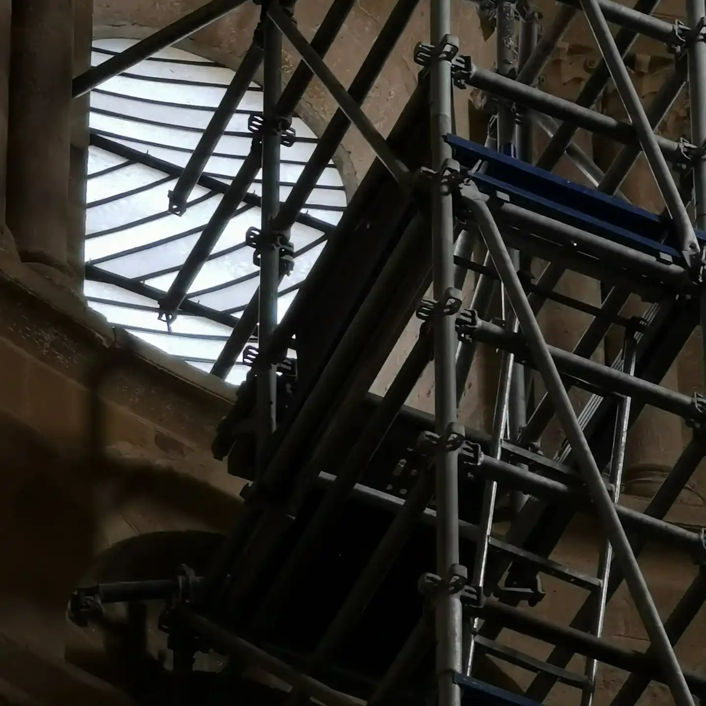 Restauration du vitrail de Pierre Soulages (baie n°48), Abbatiale de Conques